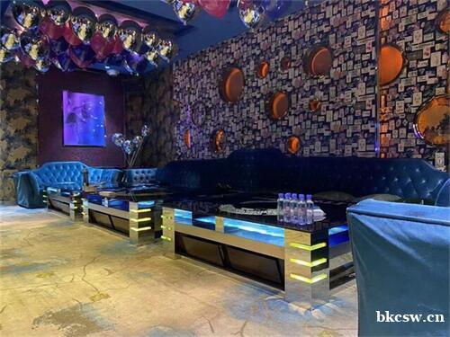 福州王座国际KTV高薪招夜班服务员/迎宾/营销,易上班包食宿,日结无经验可培训,团队氛围好 福州王座国际KTV高薪招夜班服务员/迎宾/营销,易上班包食宿,日结无经验可培训,团队氛围好